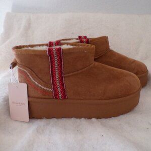 SALE! Olivia + Kate Low Slung Faux Fur Lined Platform Women’s Boots Sz 9.5